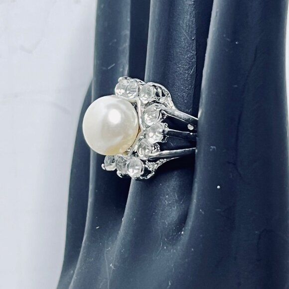 Elegant Design Silver Tone Faux Pearl & Rhinestone Statement Ring (R426) - Picture 4 of 8